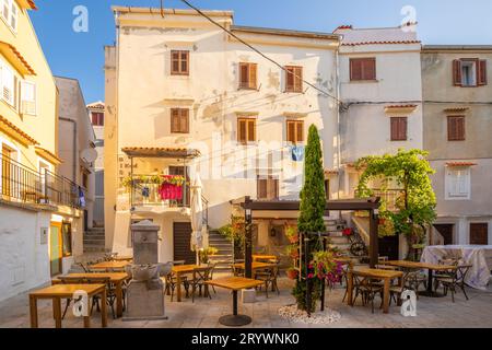 Baska le soir : couchers de soleil enchanteurs et port pittoresque sur l'île de Krk en Istrie, Croatie Banque D'Images