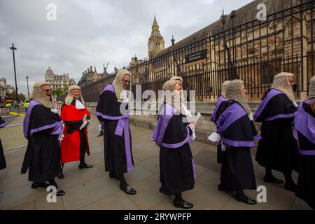 Londres, Angleterre, Royaume-Uni. 2 octobre 2023. Des membres de la profession juridique sont vus quitter Westminster Abbey après le service annuel des juges marquant l'ouverture de l'année juridique. (Image de crédit : © Tayfun Salci/ZUMA Press Wire) USAGE ÉDITORIAL SEULEMENT! Non destiné à UN USAGE commercial ! Banque D'Images