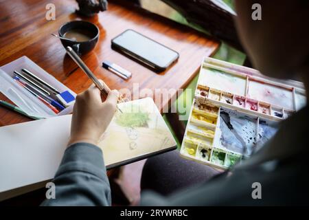 Etudiant dans des classes au studio d'art. Main tenant le pinceau artiste mélanger la couleur peinture à l'huile sur la palette art créativité et les gens conceptÂ Banque D'Images