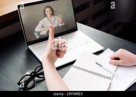 Réunion virtuelle. Femme engagée dans une discussion en ligne ou une conférence Web. Travail et étude en ligne. Femme participant à une réunion de discussion Web. Banque D'Images
