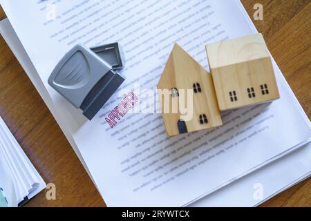 Timbre approuvé avec les gens d'affaires signant le contrat faisant affaire avec le consultant immobilier d'assurance habitation investissement immobilier Banque D'Images