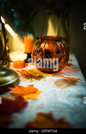 Halloween decorationsÂ arrière-plan. Tête de citrouille effrayante Halloween sur table en bois concept de vacances Halloween Banque D'Images