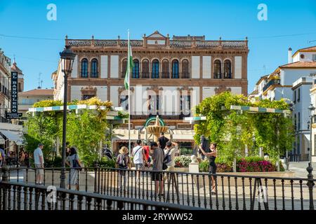 Plaza del socorro, Ronda. Drapeau et emblème de l'Andalousie. Plaza del Socorro, Ronda, Málaga, Andalousie, Espagne, Europe Banque D'Images