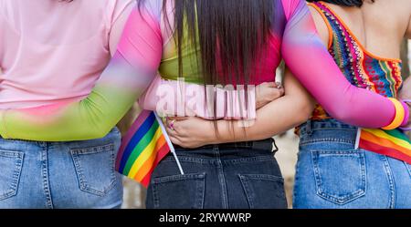 Heureux amis LGBTQ transgenre asiatique femme LGBTQIA se tenant dans la fête d'été. concept d'amitié Banque D'Images