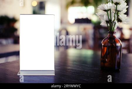 Cadre de menu de maquette debout sur une table en bois dans le bar-restaurant café. Espace pour le texte Mock up cadre de menu debout sur la table en bois dans Ba Banque D'Images