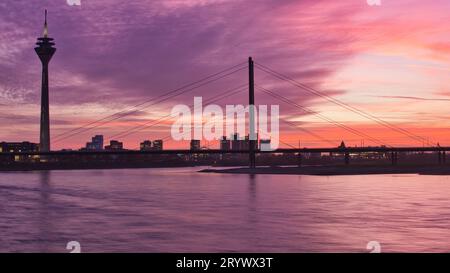 Vue panoramique sur les gratte-ciel de Düsseldorf au coucher du soleil Banque D'Images