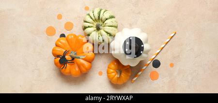 Citrouilles Halloween avec décor sur fond beige, vue de dessus Banque D'Images