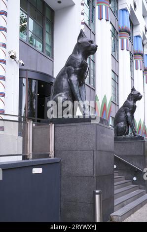 Carreras Tobacco Company, une façade de style art déco sur le thème égyptien donnant sur une usine transformée en bureaux à Mornington Crescent, au nord de Londres. Banque D'Images