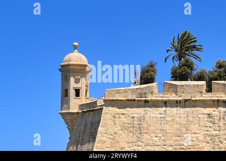 La Valette, Malte - 6 août 2023 : Tour au point de vue de la Guardiola à la valette. La tour est au bord des jardins Gardjola à Senglea. Banque D'Images