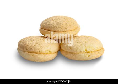 Pile de délicieux petit gâteau rond maison rempli de confiture d'ananas. Banque D'Images