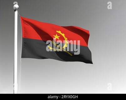 Drapeau national de l'Angola isolé agitant sur fond gris Banque D'Images