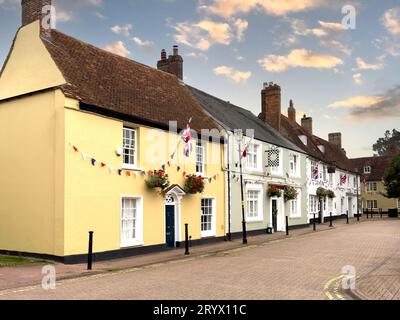 Bâtiments d'époque au crépuscule, Market Square, Stony Stratford, Buckinghamshire, Angleterre, Royaume-Uni Banque D'Images