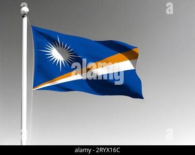 Drapeau national des Îles Marshall isolé ondulant sur fond gris Banque D'Images