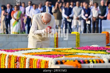 NEW DELHI, INDE - OCTOBRE 2 : le Premier ministre Narendra Modi rend hommage au Mahatma Gandhi à l'occasion de son 154e anniversaire de naissance à Rajghat, le 2 octobre 2023 à New Delhi, en Inde. Mahatma Gandhi, également connu sous le nom de Père de la Nation, Bapu ou Mahatma, était un éthicien politique, nationaliste et avocat. Mohandas Gandhi est né le 2 octobre 1869 à Porbandar, Gujarat. Cette journée rend hommage au Mahatma Gandhi, les valeurs de non-violence et de tolérance qu’il a prêchées, et rend hommage au combattant de la liberté. Les gens célèbrent cette journée pour promouvoir la paix, l'harmonie et l'unité dans le monde entier. (Photo Raj K Raj/Hindustan Times/ Banque D'Images