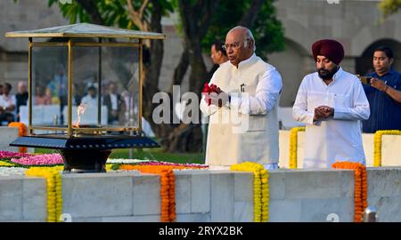 NEW DELHI, INDE - OCTOBRE 2 : Mallikarjun Kharge (Président du Congrès national indien) rend hommage au Mahatma Gandhi à l'occasion de son 154e anniversaire de naissance à Rajghat, le 2 octobre 2023 à New Delhi, en Inde. Mahatma Gandhi, également connu sous le nom de Père de la Nation, Bapu ou Mahatma, était un éthicien politique, nationaliste et avocat. Mohandas Gandhi est né le 2 octobre 1869 à Porbandar, Gujarat. Cette journée rend hommage au Mahatma Gandhi, les valeurs de non-violence et de tolérance qu’il a prêchées, et rend hommage au combattant de la liberté. Les gens célèbrent cette journée pour promouvoir la paix, l'harmonie et l'unité dans le monde entier. (Photo Banque D'Images