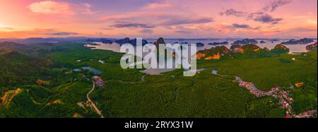 Sametnangshe, vue sur les montagnes dans la baie de Phangnga avec forêt de mangroves dans la mer d'andaman en Thaïlande Banque D'Images