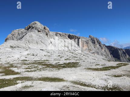 Vue imprenable sur les montagnes des ALPES européennes de la chaîne de montagnes Dolomites dans le nord-est de l'Italie en été Banque D'Images