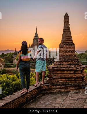 Bagan Myanmar, montgolfière pendant le lever du soleil au-dessus des temples et pagodes de Bagan Myanmar, Sunrise Pagan Myanmar temple et pagode Banque D'Images