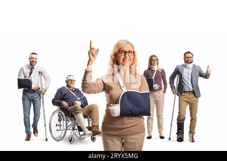 Femme au bras blessé portant une écharpe et pointant vers le haut devant d'autres personnes avec des blessures isolées sur fond blanc Banque D'Images