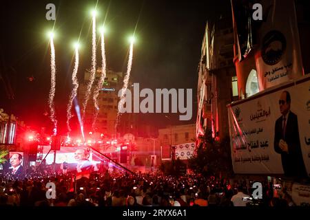 Le Caire, Égypte. 02 octobre 2023. Les partisans du président égyptien Abdel Fattah al-Sisi célèbrent sur la place El Korba, après qu'il ait annoncé qu'il se présenterait pour un troisième mandat, avant l'élection présidentielle de 2024, prévue pour décembre. Crédit : Sayed Hassan/dpa/Alamy Live News Banque D'Images