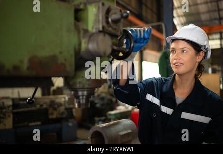 Portrait des ingénieurs mécaniciens vérifient l'état de fonctionnement d'une vieille machine qui a été utilisée pendant un certain temps. Dans une fac Banque D'Images