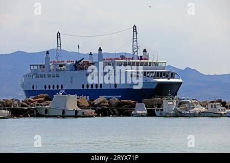 Roulez sur le ferry - Axaios au port de Skala, île Agistri, groupe d'îles Saroniques, Grèce. Prise en mai 2023 Banque D'Images