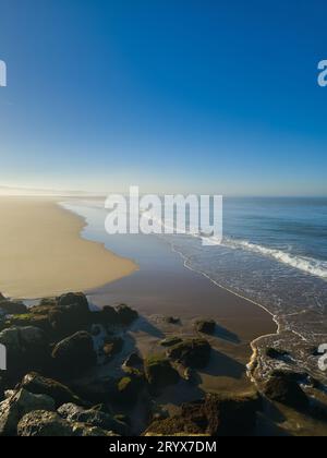 Une vue panoramique sur l'océan Atlantique à la plage de Cova do Vapor à Trafaria, Lisbonne, Portugal Banque D'Images