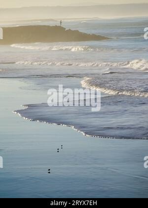 Une vue panoramique sur l'océan Atlantique à la plage de Cova do Vapor à Trafaria, Lisbonne, Portugal Banque D'Images