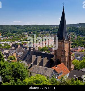 Vue surélevée de l'église paroissiale de St. Marien et la ville, Marburg an der Lahn, Allemagne, Europe Banque D'Images