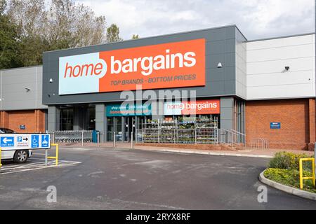 Hanley-Stoke-on-Trent, Staffordshire-Royaume-Uni octobre, 02 , 2023 Front of a Home Bargains magasin de rabais Banque D'Images