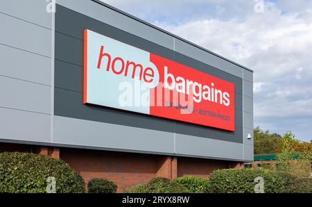 Hanley-Stoke-on-Trent, Staffordshire-Royaume-Uni octobre, 02 , 2023 Front of a Home Bargains magasin de rabais Banque D'Images