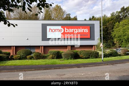 Hanley-Stoke-on-Trent, Staffordshire-Royaume-Uni octobre, 02 , 2023 Front of a Home Bargains magasin de rabais Banque D'Images