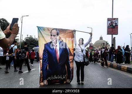 Le Caire, Égypte. 2 octobre 2023. Un partisan du président égyptien Abdel-Fattah al-Sisi participe à un rassemblement au Caire, en Égypte, le 2 octobre 2023. Sisi a annoncé lundi qu'il se présenterait à la prochaine élection présidentielle prévue pour décembre de cette année. Crédit : Ahmed Gomaa/Xinhua/Alamy Live News Banque D'Images