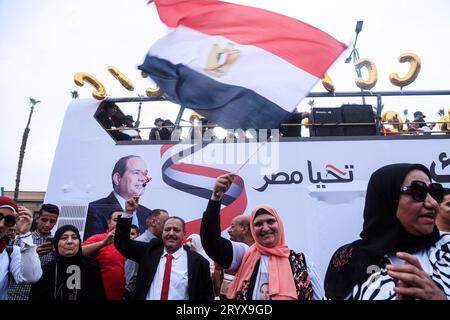 Le Caire, Égypte. 2 octobre 2023. Des partisans du président égyptien Abdel-Fattah al-Sisi participent à un rassemblement au Caire, en Égypte, le 2 octobre 2023. Sisi a annoncé lundi qu'il se présenterait à la prochaine élection présidentielle prévue pour décembre de cette année. Crédit : Ahmed Gomaa/Xinhua/Alamy Live News Banque D'Images