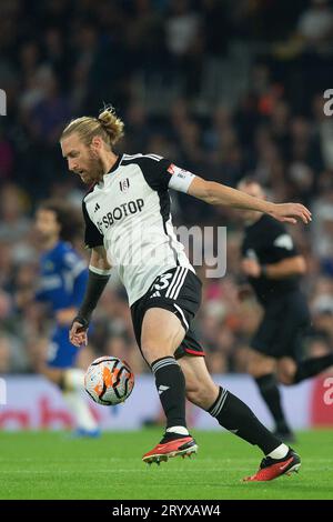 Craven Cottage, Fulham, Londres, Royaume-Uni. 2 octobre 2023. Premier League football, Fulham contre Chelsea ; Tim Ream de Fulham sort de la défense crédit : action plus Sports/Alamy Live News Banque D'Images