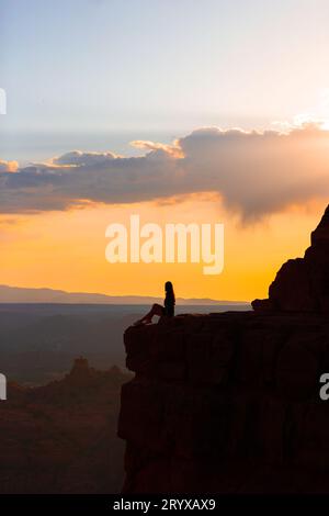 Silhouette d'une femme sur le sentier à Cathedral Rock au coucher du soleil à Sedona. Le coucher de soleil coloré sur le site Cathedral Rock de Sedona Banque D'Images