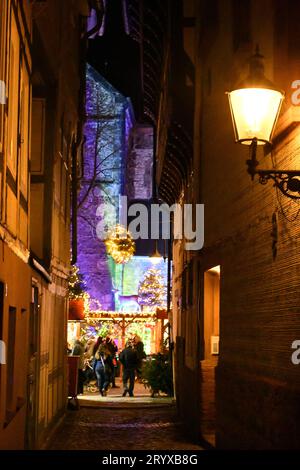 Vue de Muenzstrasse à Markstrasse et la Marktkirche à Goslar, Allemagne pendant la période de Noël Banque D'Images