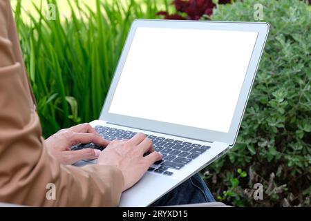 Gardez une distance de sécurité Femme travaillant dans un café coronavirus COVID-19 distanciation sociale Gardez la distance dans la société publique les gens à prot Banque D'Images