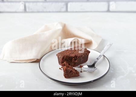 Brownies chocolat dessert sur assiette avec serviette. Boulangerie, concept de confiserie Banque D'Images