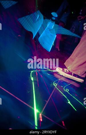 Les gens dansent au dubstep dans Amazon Bar, Hanoi, Vietnam, Asie Banque D'Images