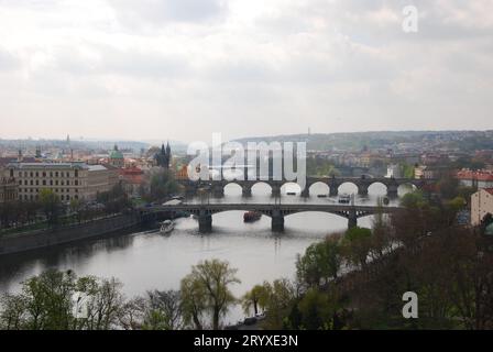 Vue aérienne des ponts sur la rivière Vlatva à Prague, République tchèque Banque D'Images