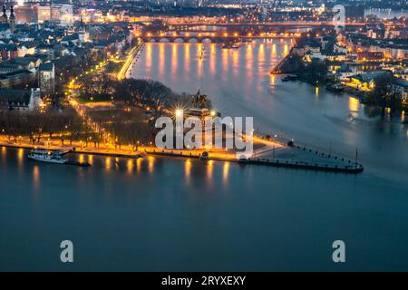 Lumières de la ville à l'aube : German Corner et Koblenz Panorama Banque D'Images
