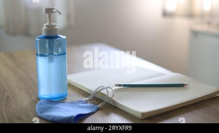 Désinfectant pour les mains gelÂ et maskÂ produit fait à la main pour prévenir le virus Corona et Covid-19 gel forÂ alcool désinfectant liquide nettoyant Banque D'Images