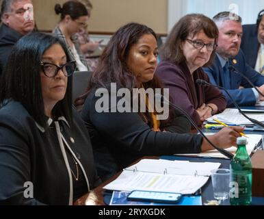 De gauche à droite : JoAnn Ariola, membre du Conseil municipal de New York (R-District 32), ozone Park, New York ; Jaime Williams, Assemblée, membre (D-59e district), Assemblée de l ' État de New York, Brooklyn (New York) ; Eleanor Acer, Directrice principale, Refugee protection, Human Rights First, New York, New York (témoin minoritaire) ; et Kenneth Spencer, président de l'ordre fraternel de police de Park police des États-Unis, Washington, DC, témoignent devant l'audience du Comité de la Chambre des représentants des États-Unis sur les ressources naturelles «Destroying America's Best Idea: examiner l'utilisation par l'administration Biden des terres du Service des parcs nationaux pour les camps de migrants » Banque D'Images