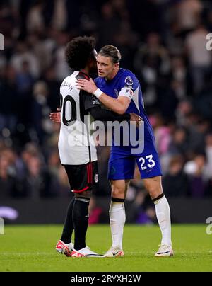 Conor Gallagher de Chelsea (à droite) embrasse Willian de Fulham à la fin du match de Premier League à Craven Cottage, Londres. Date de la photo : lundi 2 octobre 2023. Banque D'Images