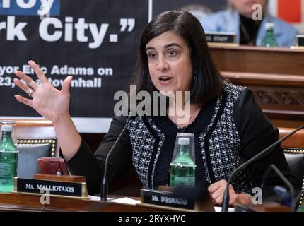 La représentante des États-Unis Nicole Malliotakis (républicaine de New York) interroge les témoins lors de l'audience du Comité de la Chambre des représentants des États-Unis sur les ressources naturelles « détruire Americas Best Idea: examen du Biden Administrations utilisation des terres du service des parcs nationaux pour les migrants Camps dans le Longworth House Office Building sur Capitol Hill à Washington, DC le mercredi 27 septembre 2023. Le problème est le projet d'abri pour migrants à Floyd Bennett Field, un aérodrome dans le quartier de Marine Park au sud-est de Brooklyn à New York, New York. Crédit : Ron Sachs/CNP pour NY Post (RESTRICTION : PAS DE courrier quotidien Banque D'Images