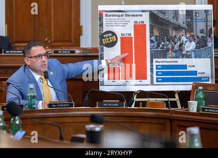 Le représentant des États-Unis Anthony d'Esposito (républicain de New York), pointe le doigt sur un graphique lorsqu'il interroge des témoins lors de l'audience du Comité de la Chambre des représentants des États-Unis sur les ressources naturelles «détruire Americas Best Idea: examen du Biden Administrations utilisation des terres du service des parcs nationaux pour les migrants Camps dans le Longworth House Office Building sur Capitol Hill à Washington, DC le mercredi 27 septembre 2023. Le problème est le projet d'abri pour migrants à Floyd Bennett Field, un aérodrome dans le quartier de Marine Park au sud-est de Brooklyn à New York, New York. Crédit : Ron Sachs/CNP pour NY Post (R Banque D'Images