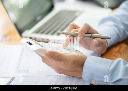 Business MAN comptable analyse des risques d'investissement. Économiser de l'argent pour le trading boursier avec calculatrice. Concept comptable Banque D'Images