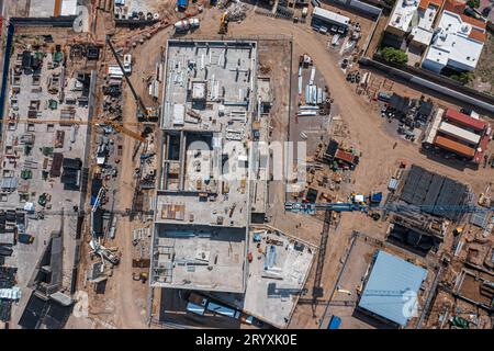 Vue aérienne du nouveau consulat américain en construction à Hermosillo Sonora, Mexique. Bâtiment en béton, ciment et vue générale du chantier de la société de couture : grue et logistique dans un nouveau bâtiment sur Navarrete Hermosillo Boulevard. Architecture dans le quartier du Raquet Club. (Photo : Luis Gutierrez / NortePhoto.com) Vista aerea del nuevo consulado de Los Estados Unidos eu en construccion en Hermosillo Sonora Mexique. Edificio de concreto, cemento y vista General de patio de operaciones de costuctora : grua y logistica en un nuevo edificio en el bulevard Navarrete Hermosillo . ARQ Banque D'Images