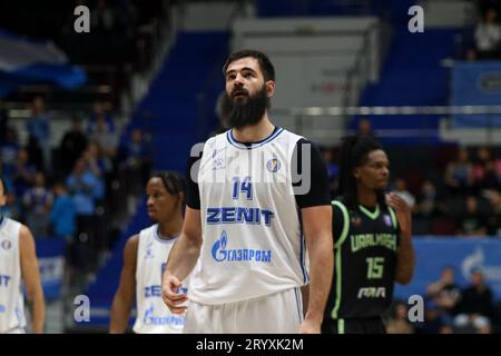 Saint-Pétersbourg, Russie. 02 octobre 2023. Bojan Dubljevic (14) du Zenit St Petersburg en action lors du match de basket-ball de la VTB United League, saison régulière, entre le Zenit St Petersburg et Uralmash à l'Arena. Score final ; Zenit 70:75 Uralmash. Crédit : SOPA Images Limited/Alamy Live News Banque D'Images